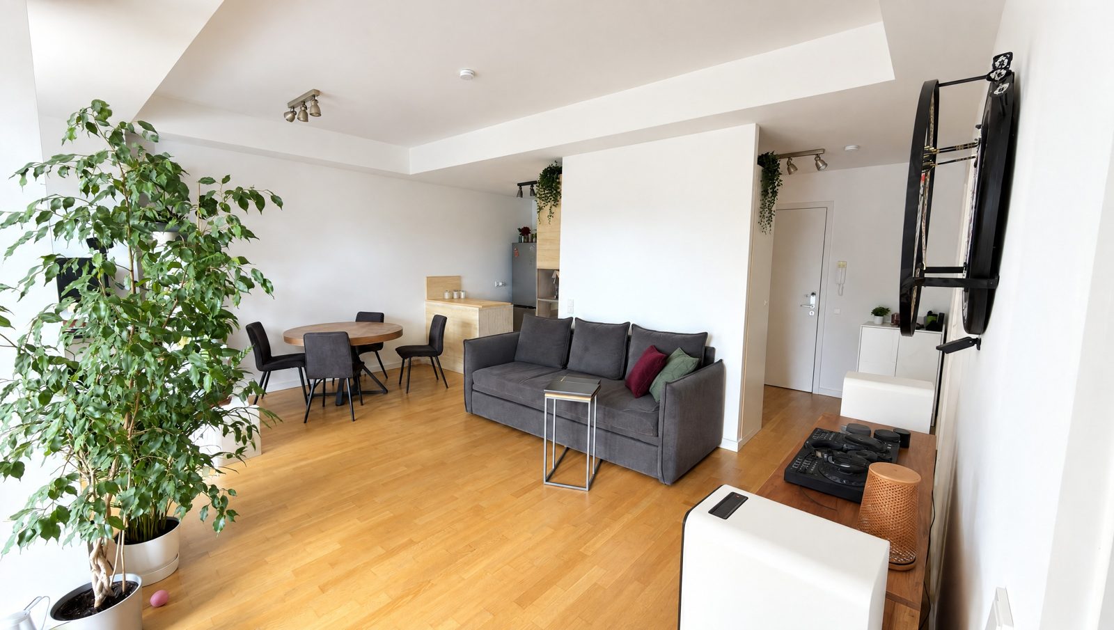 Wohnzimmer mit Sofa und Blick zum Balkon